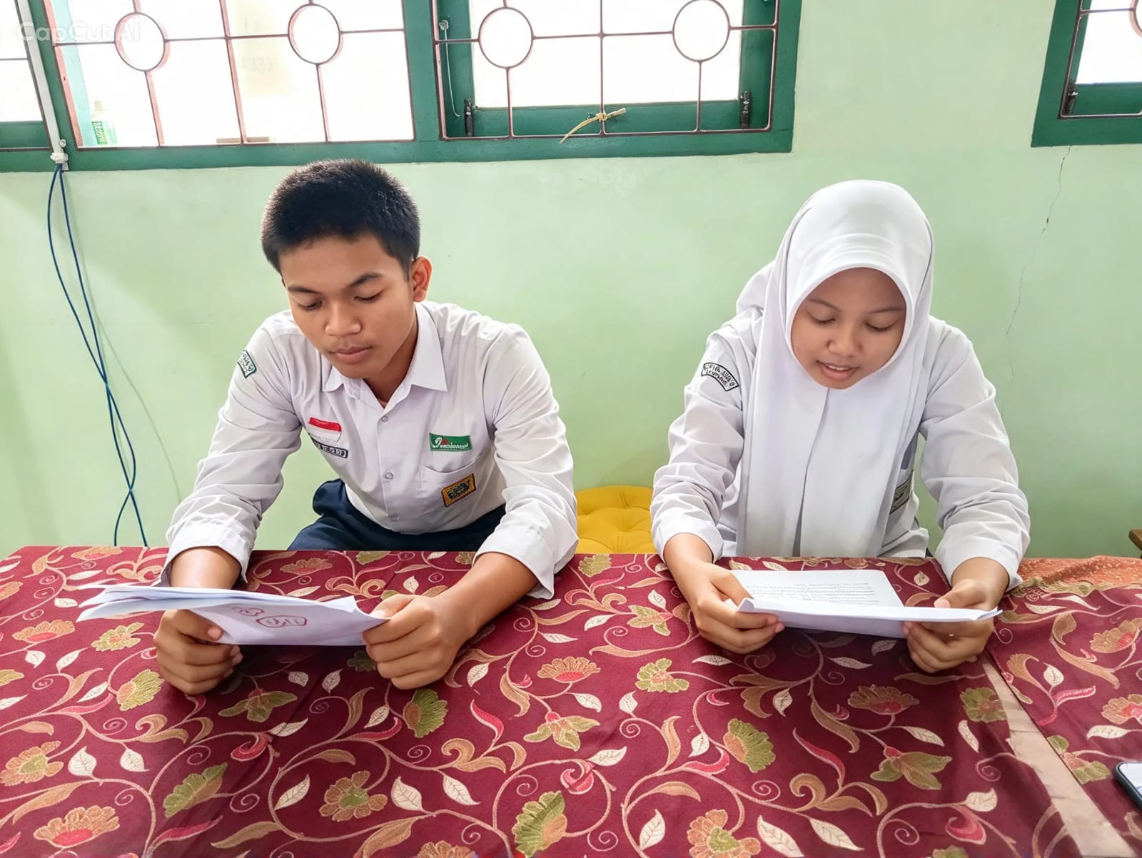 Menuju Panggung Kemataraman: Dua Murid Terbaik MTsN 6 Kulon Progo Siap Rebut Juara Lomba Pranatacara